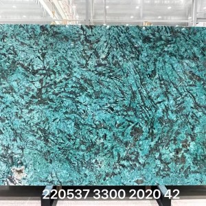 新正大奢石-220537雪山银狐染绿